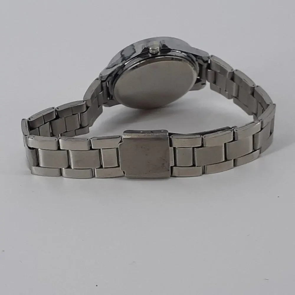 Women's Unbranded Wristwatch Silver Tone Analog Bracelet Style Band Career